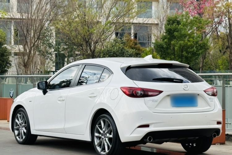 Used Mazda 3 Axela 2019 Cloud-Controlled Version Hatchback 2.0L Automatic Luxury Model China VI Standard