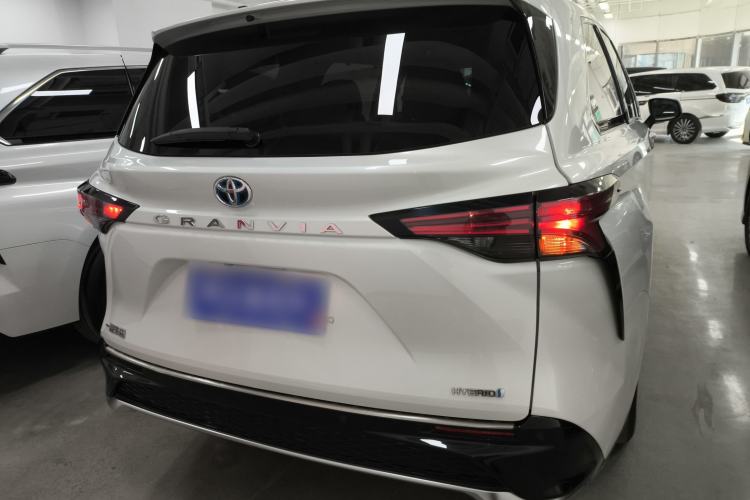 Used Toyota Granvia 2023 2.5L Hybrid Luxury Edition
