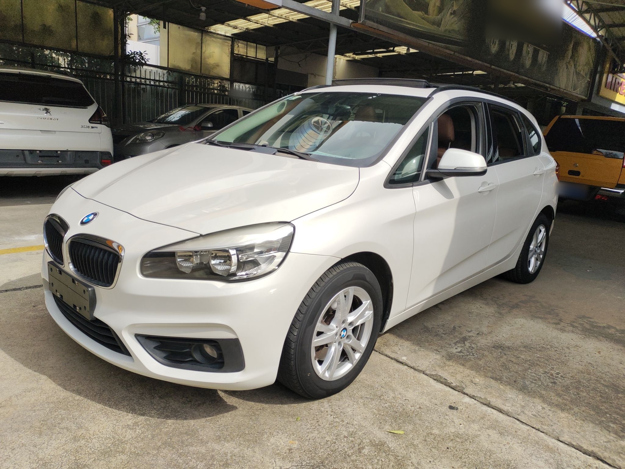 تحت مقدمة السيارة