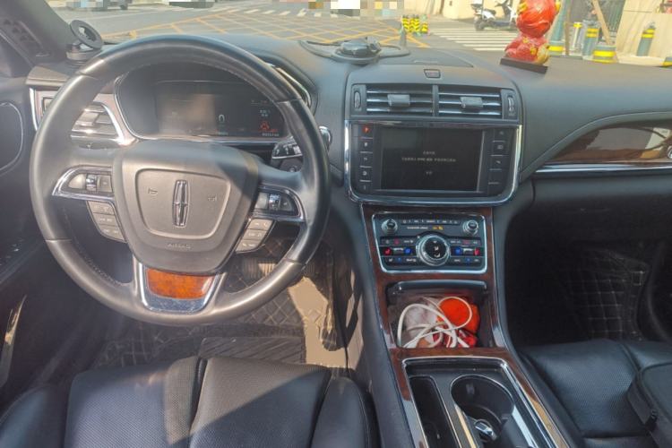 Used Lincoln Continental 2018 2.0T Two-Wheel Drive Luxury Edition Center Console