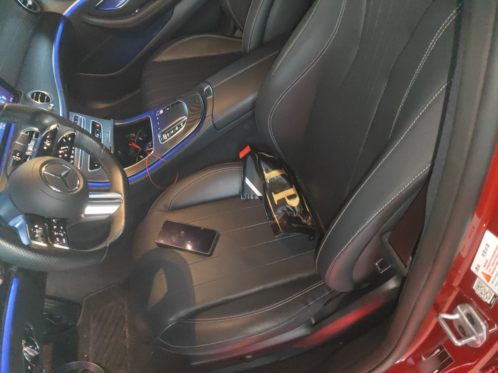 المقاعد الأمامية داخل السيارة