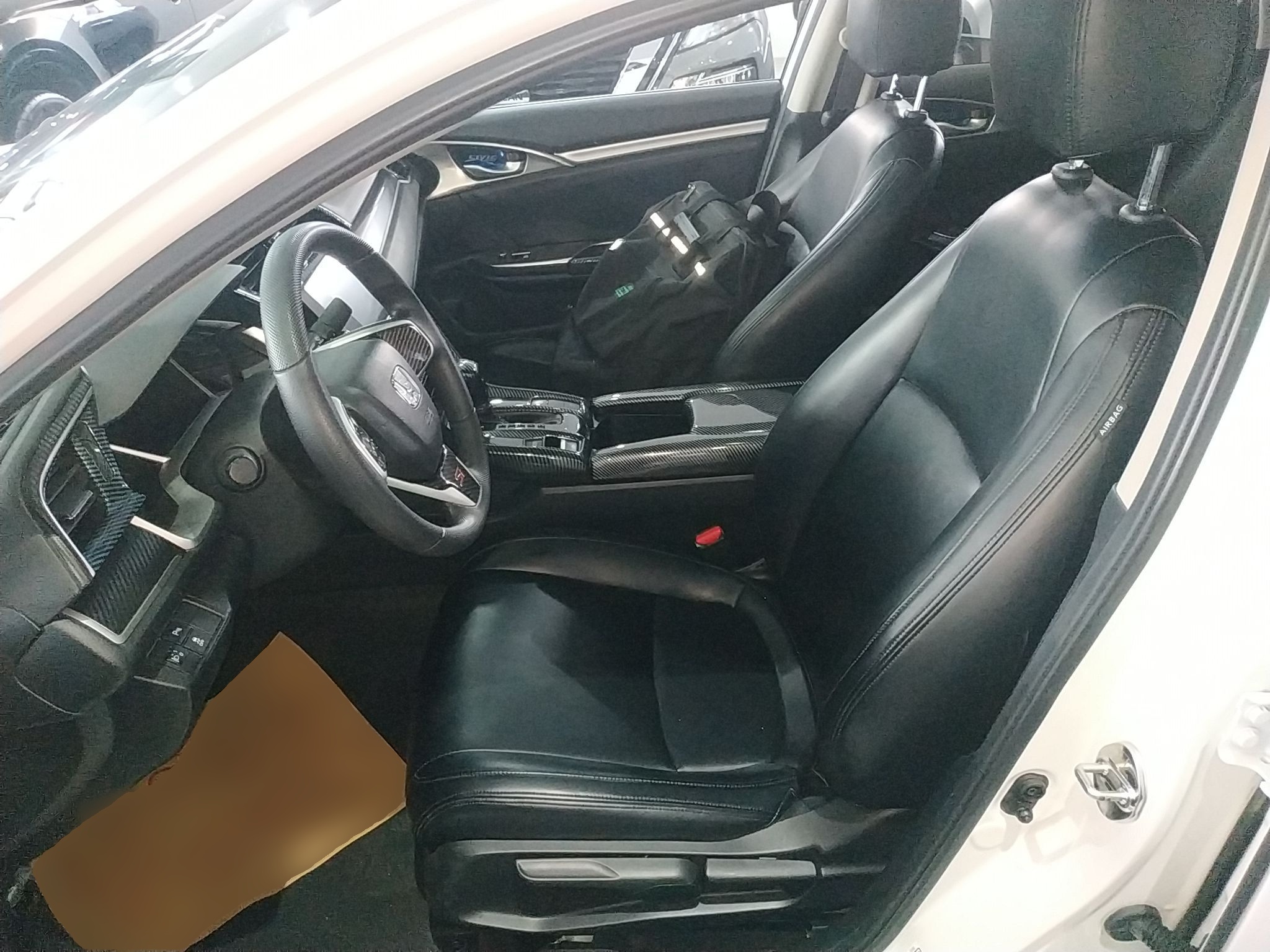 Переднее сиденье в автомобиле