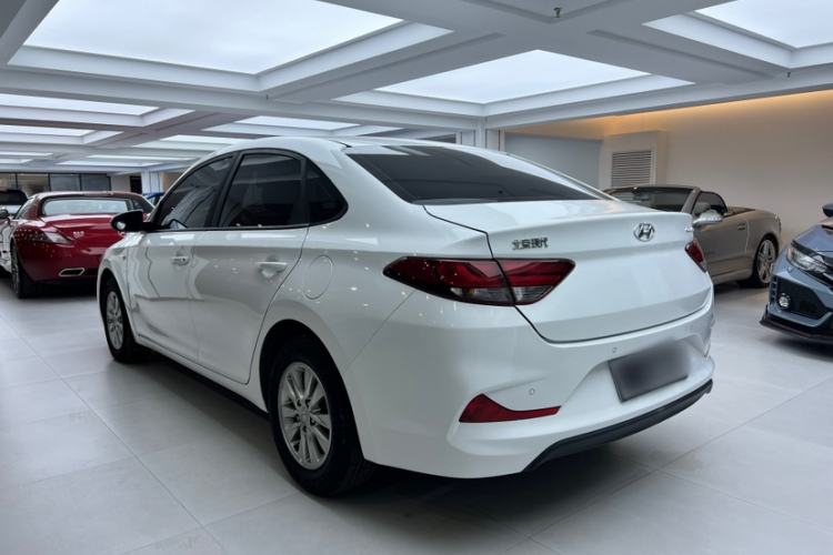 Used Hyundai Celesta 2017 1.6L Automatic Enjoyment Version GLS Exterior 7