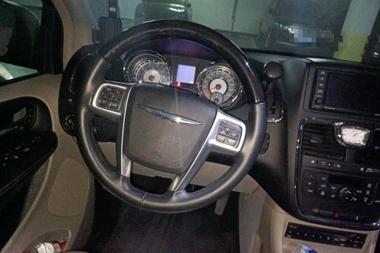 Used Chrysler Grand Voyager 2013 3.6L Luxury Edition Steering Wheel
