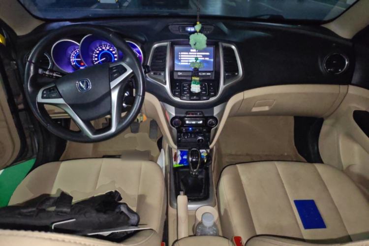 Used CHANGAN Eado 2015 1.6L Manual Luxury Model China IV Standard Center Console