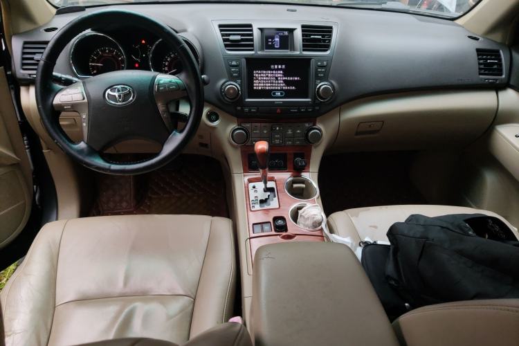 Used Toyota Highlander 2009 2.7L Two-Wheel Drive 7-Seater Supreme Edition Center Console