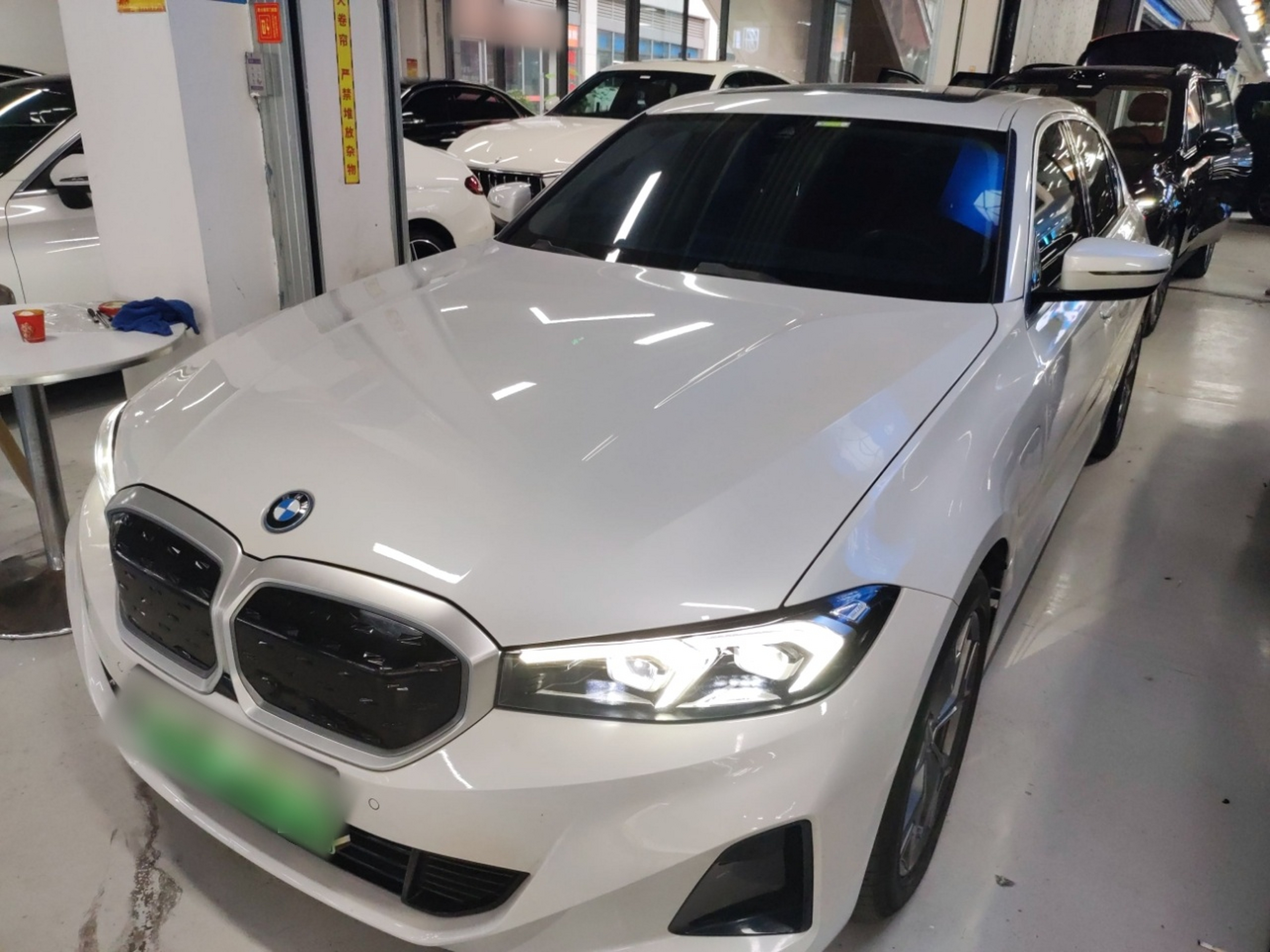 تحت مقدمة السيارة