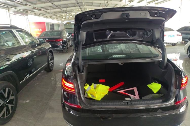 Used Volkswagen Passat New Energy 2025 430 PHEV Hybrid Business Edition Trunk