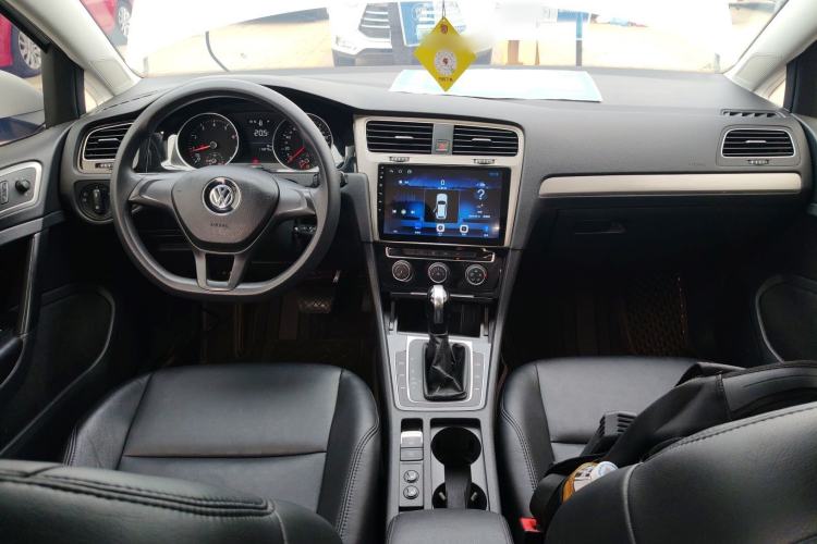 Used Volkswagen Golf 2018 1.6L Automatic Fashion Model Center Console