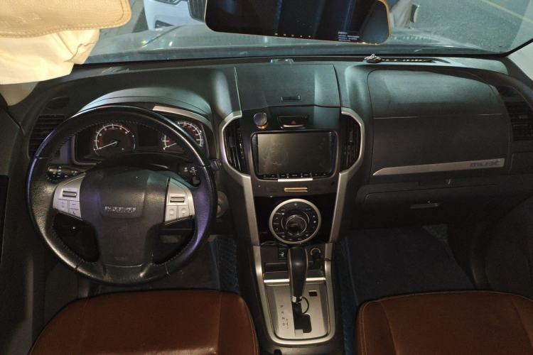 Used Isuzu mu-X 2017 3.0T Four-Wheel Drive Automatic Luxury 7-Seater China V Emission Standard
