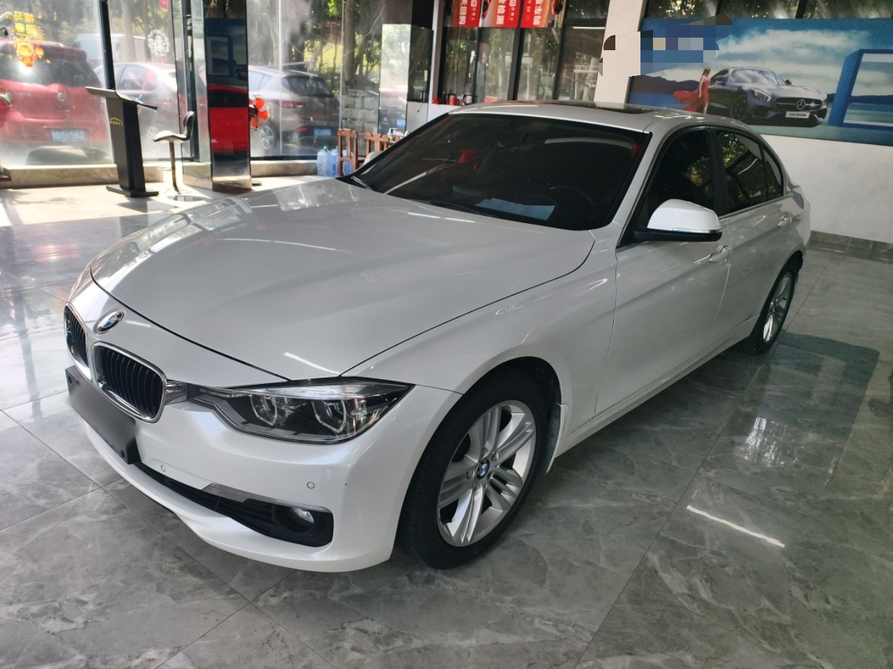 تحت مقدمة السيارة