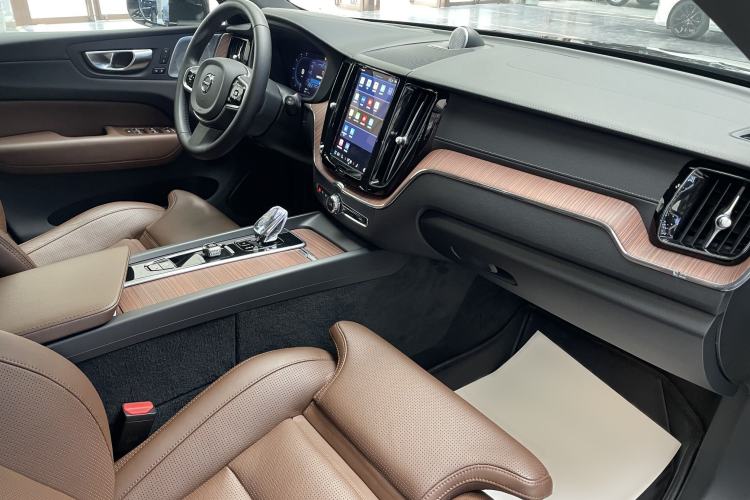 Used Volvo XC60 New Energy 2025 Plug-in Hybrid Long-Range All-Wheel Drive Smart Luxury Edition
