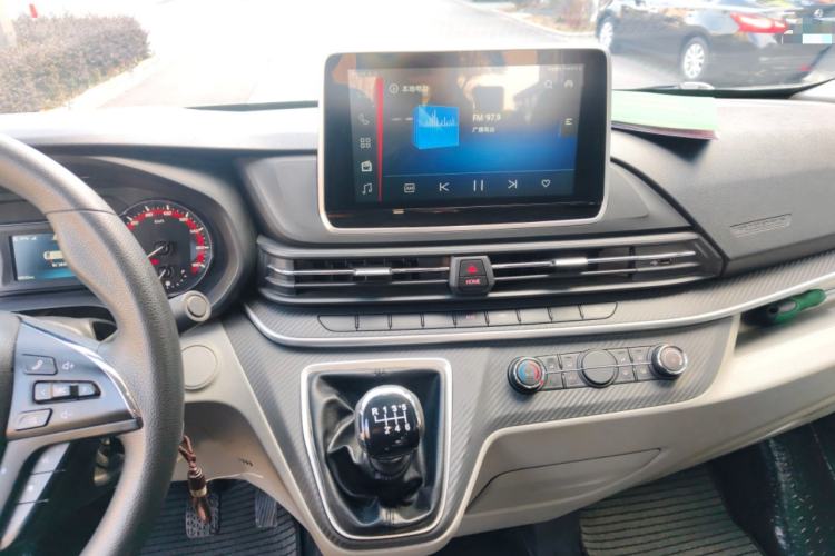 Used SAIC MAXUS Xintu V90 2022 2.0T Manual Zhiyun King Rear-Drive Short Wheelbase Mid-Roof Design with Single Rear Tire and 6 Seats