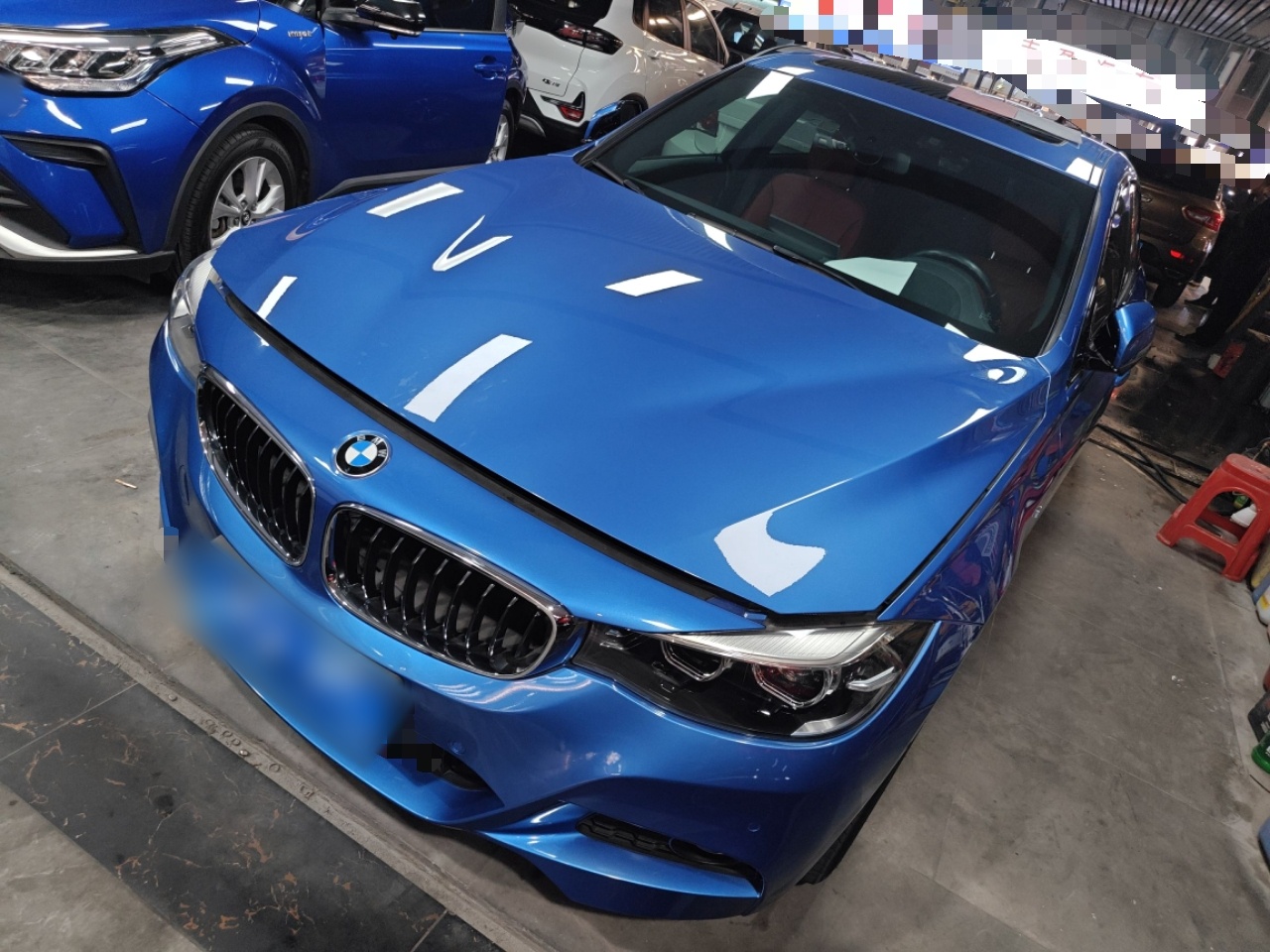 تحت مقدمة السيارة