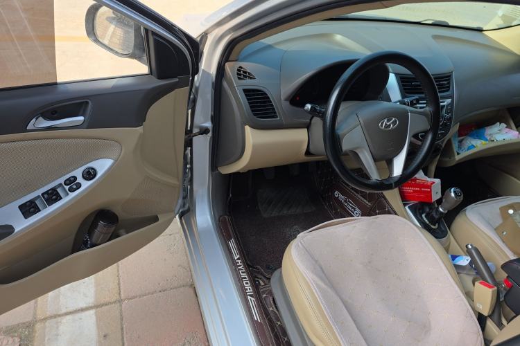 Used Hyundai Verna (older generation) 2010 Sedan 1.4L Manual Comfort GS Driver Seat