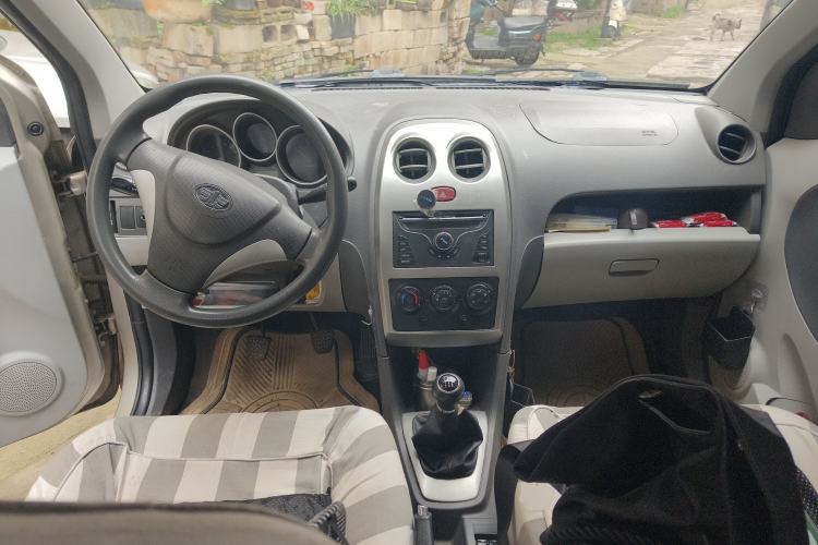 Used FAW Weizhi V2 2010 1.3L Manual Luxury Version Center Console