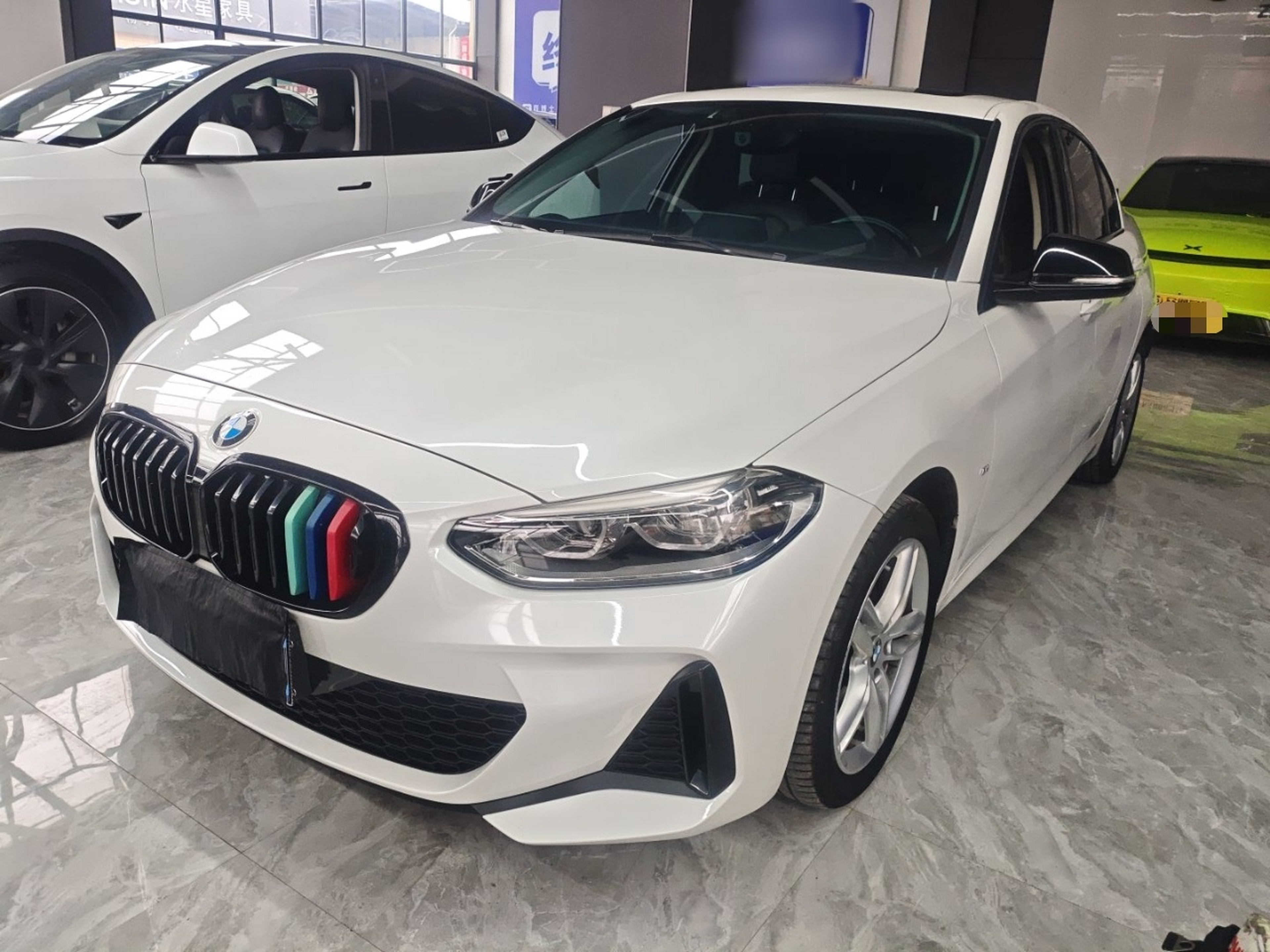 تحت مقدمة السيارة