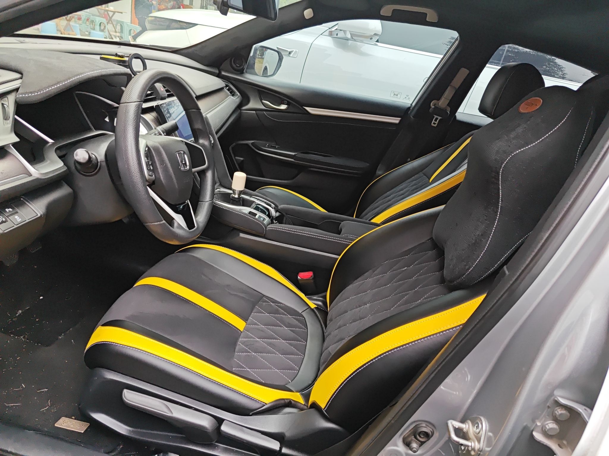 المقاعد الأمامية داخل السيارة