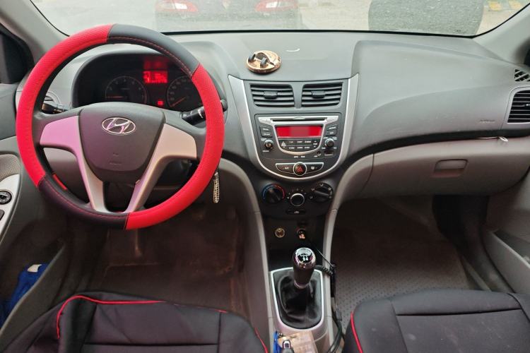 Used Hyundai Verna (older generation) 2010 Sedan 1.4L Manual Comfort GS Center Console