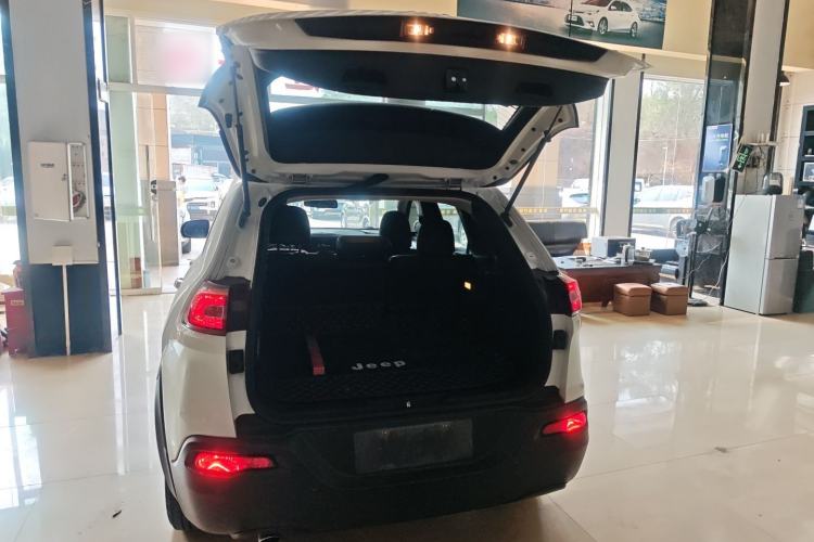 Used Jeep Cherokee 2016 2.0L Superior Edition
