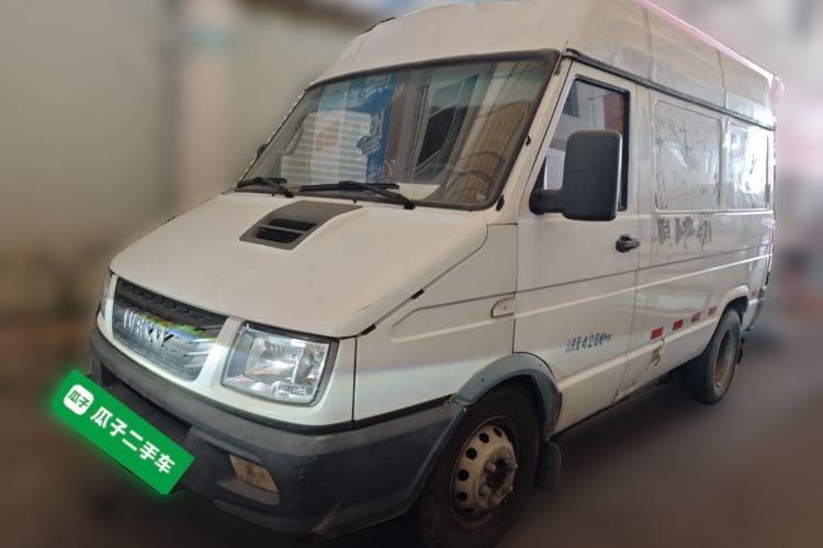 Used Iveco Daily 2017 2.8T V35 Box Truck 3 Seats 43S5