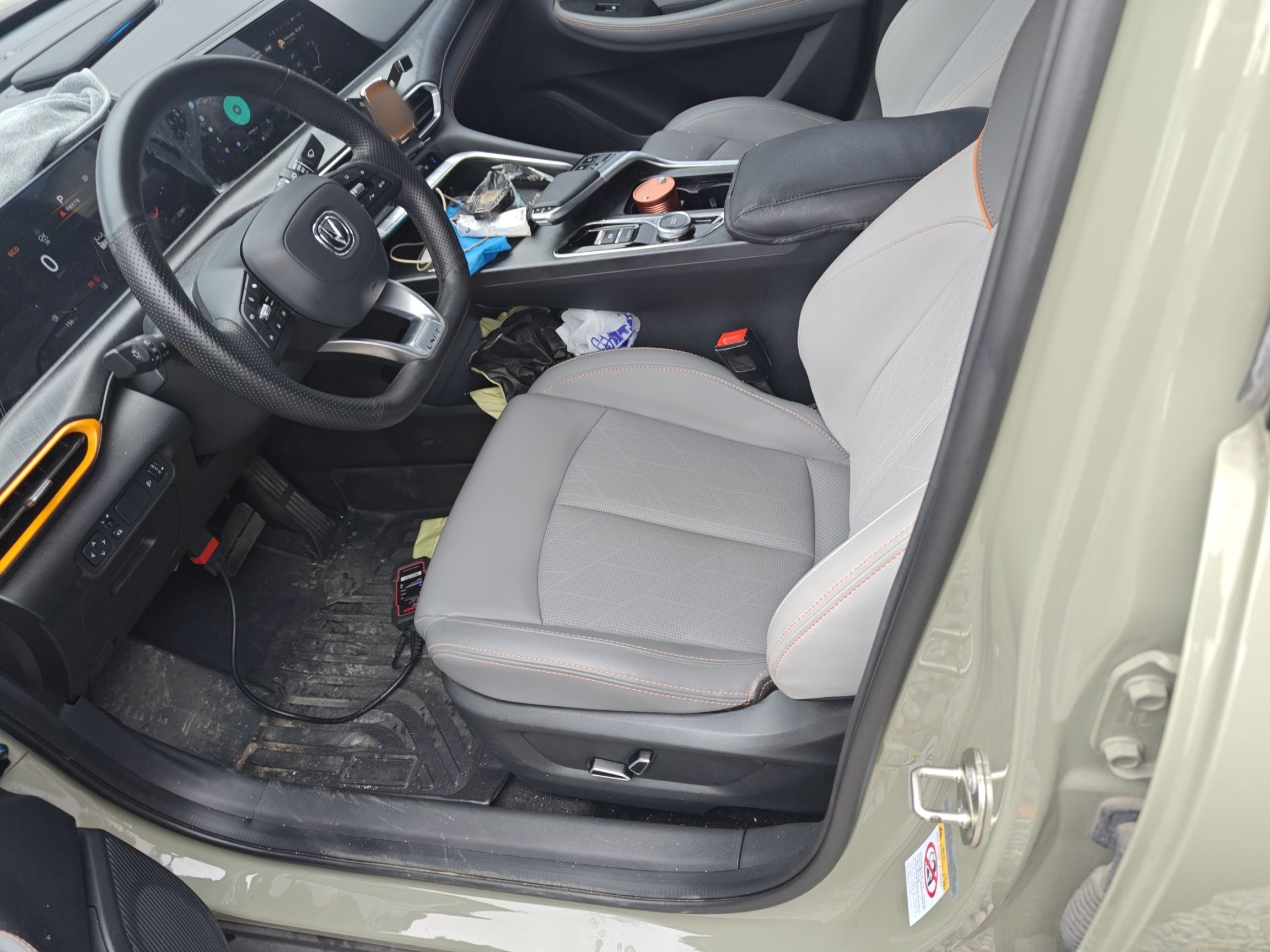 المقاعد الأمامية داخل السيارة