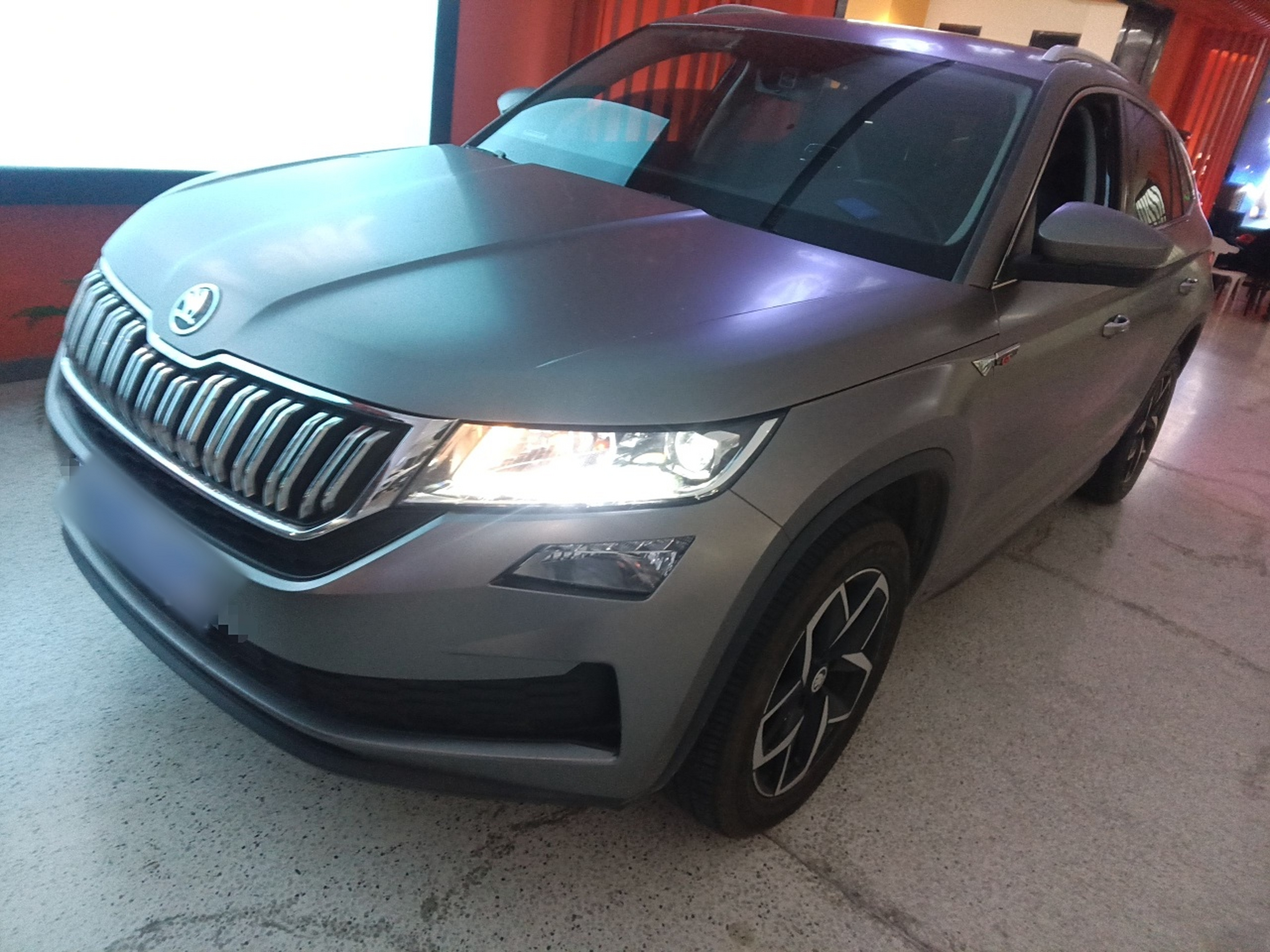 Под передней частью автомобиля