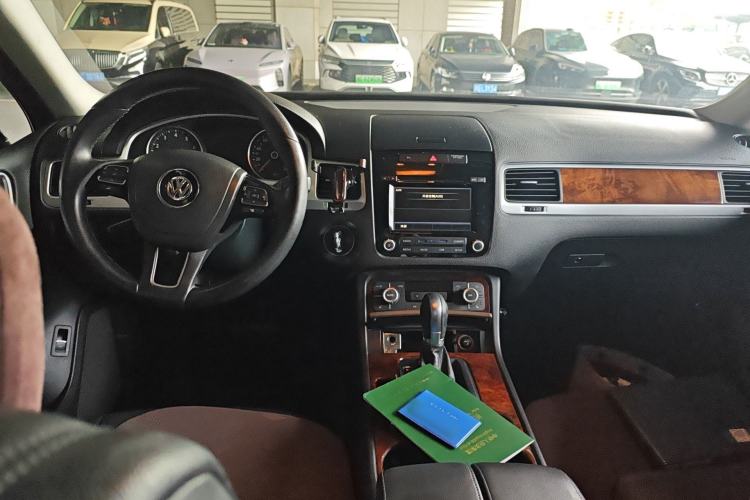 Used Volkswagen Touareg 2014 3.0 TSI New Edition Center Console