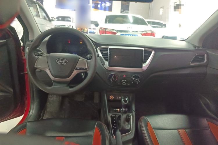 Used Hyundai Verna RV 2017 1.4L Automatic Cool Edition GLS China VI Standard Center Console