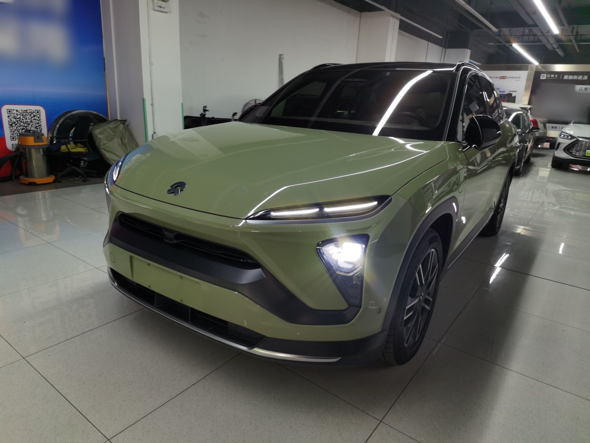 Под передней частью автомобиля