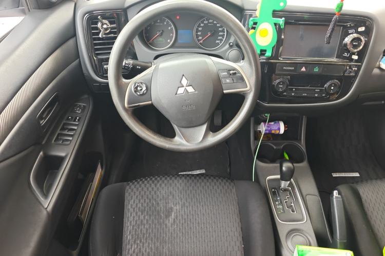 Used Mitsubishi Outlander 2013 2.0L Two-Wheel Drive Sport Navigation Version 5 Seats