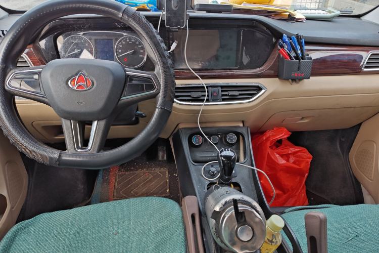 Used CHANGAN KUAYUE Xing V7 2022 1.6L Gasoline Comfort Version 5-Seater Liftback Door DAM16KR Center Console