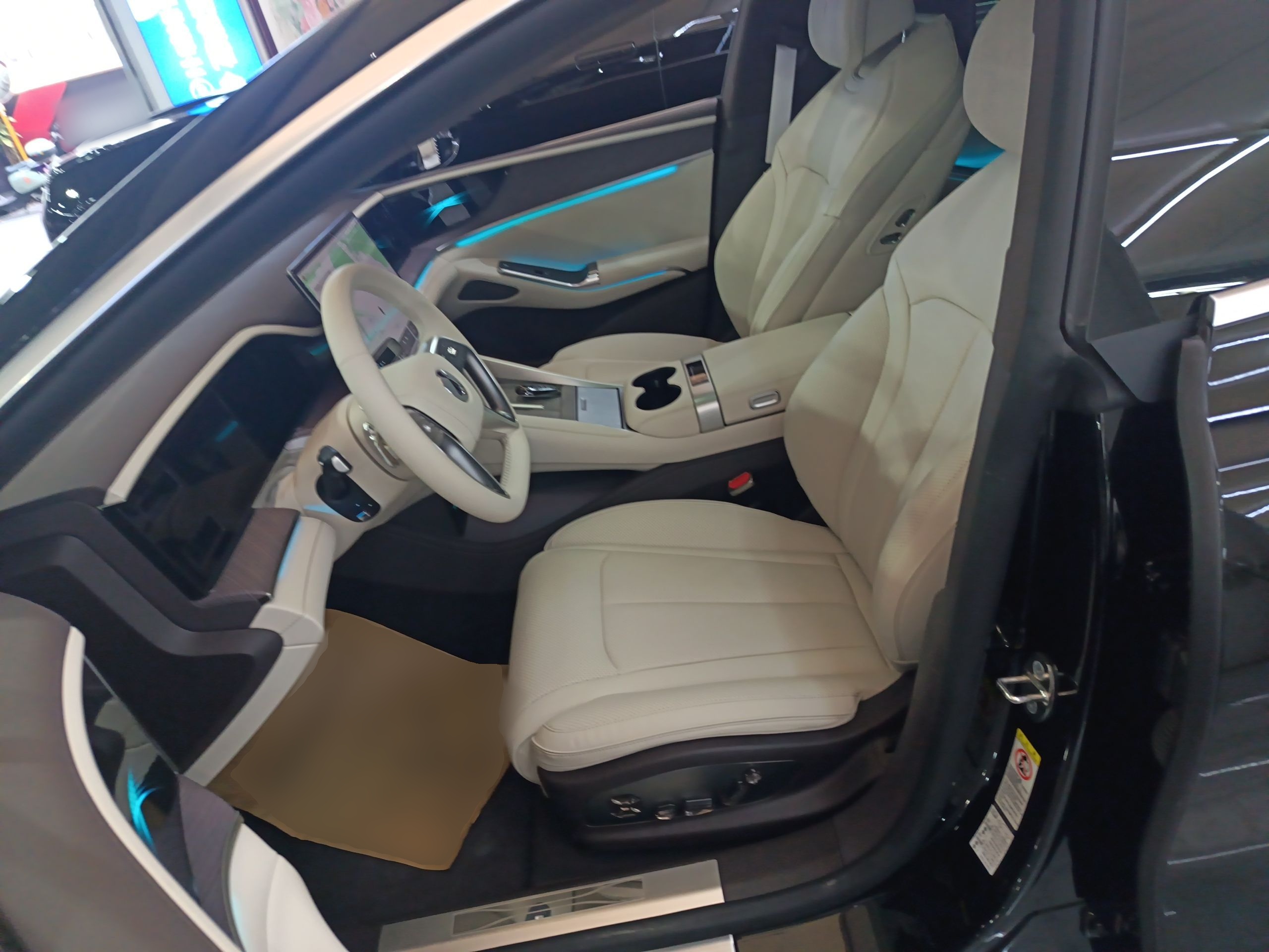 المقاعد الأمامية داخل السيارة