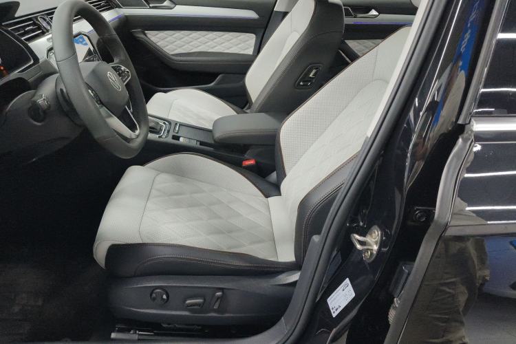 Used Volkswagen Magotan 2023 2 Million Units Limited Edition 330TSI DSG Leading Version Left Front Seat