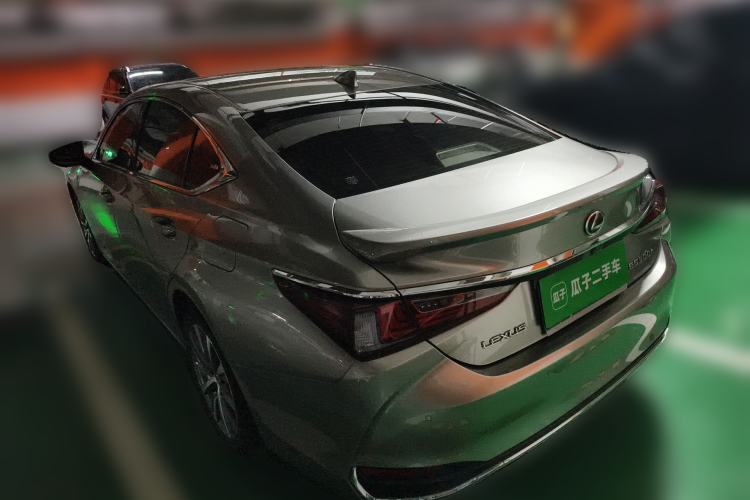 Used Lexus ES 2020 300h Premier Edition Rear Left 45 Deg