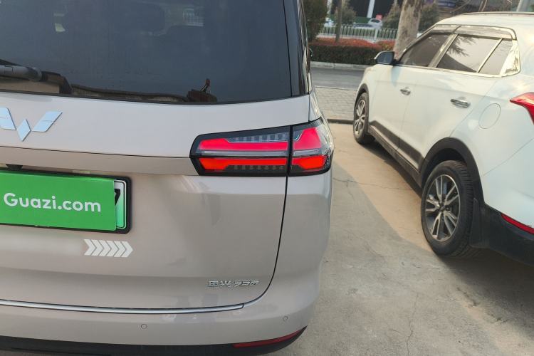 Used Wuling Starlight 730 2025 Model Plug-in Hybrid 125km Luxury Edition
