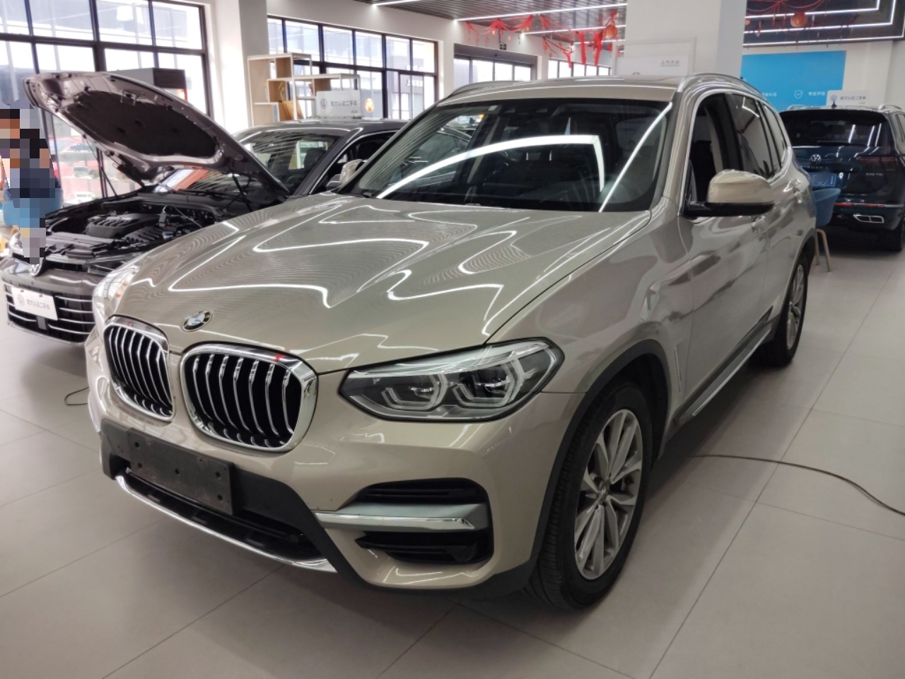 تحت مقدمة السيارة