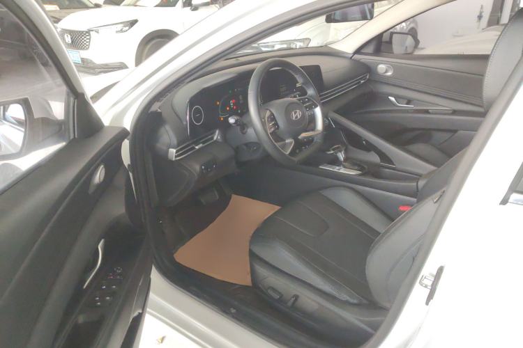 Used Hyundai Elantra 2023 1.5L CVT LUX Prestige Edition
