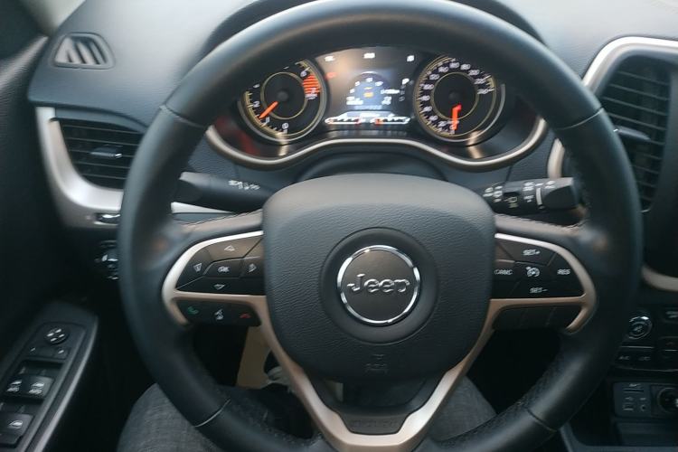 Used Jeep Cherokee 2017 2.0L Superior Edition
