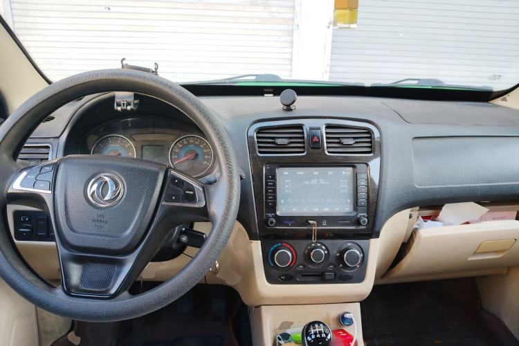 Used Dongfeng Fengon 360 2015 1.5L Manual Comfort II 7-Seater Center Console