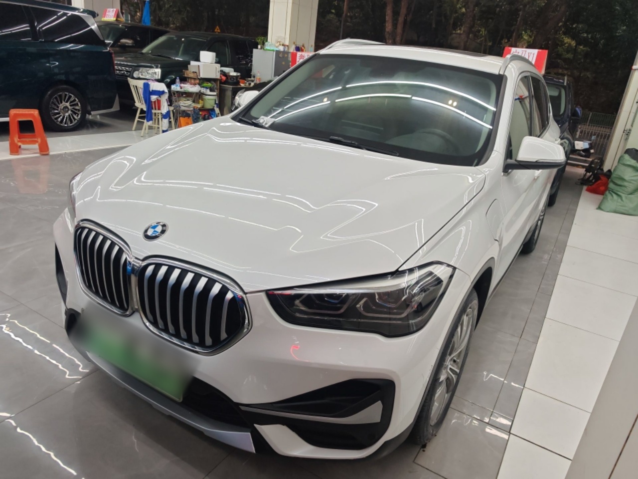 Под передней частью автомобиля