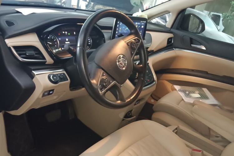 Used Buick GL8 2023 Facelifted Land Cruiser Executive Luxury Version
