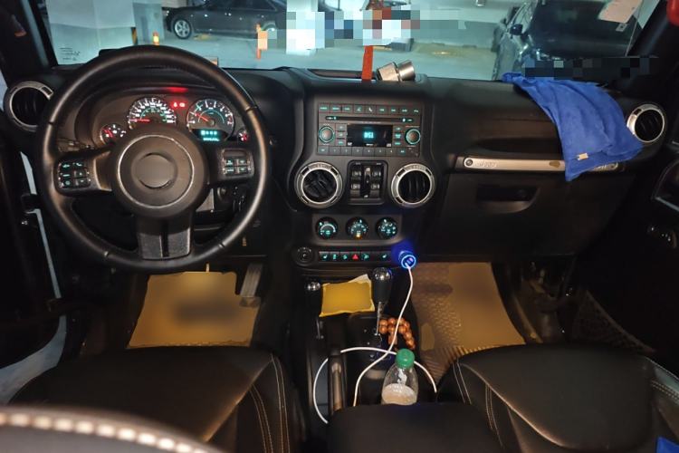 Used Jeep Wrangler 2017 3.6L Rubicon Four-Door Comfort Edition Center Console