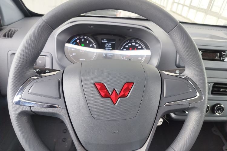 Used Wuling Yangguang 2024 300KM Comfort Version Passenger Van 75kW