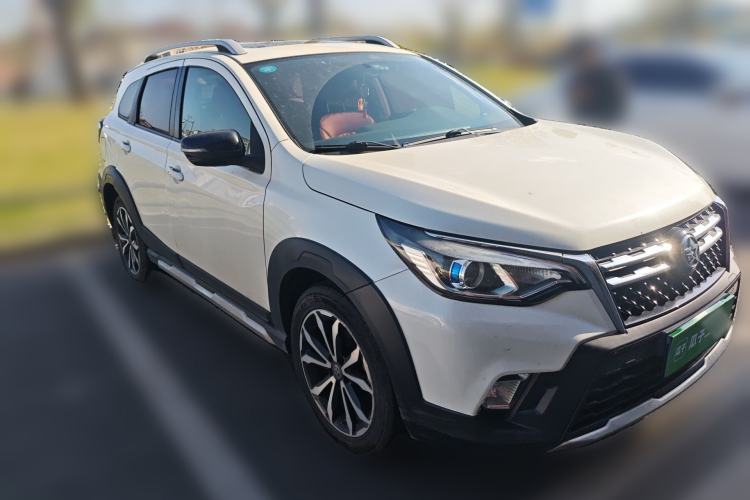 Used Venucia T70 2018 2.0L CVT Smart Enjoyment Sport Edition Front Right 45 Deg