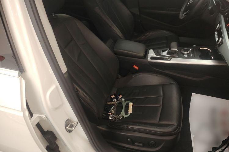 Used Audi A4L 2019 40 TFSI Fashion Edition China VI Emission Standard Right Front Seat