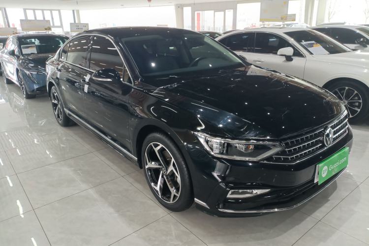 Used Volkswagen Magotan 2023 2 Million Units Limited Edition 330TSI DSG Leading Version Front Right 45 Deg