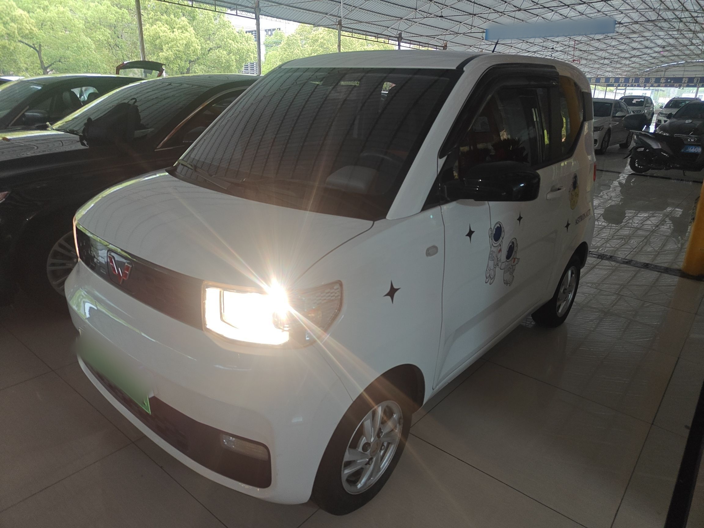 تحت مقدمة السيارة