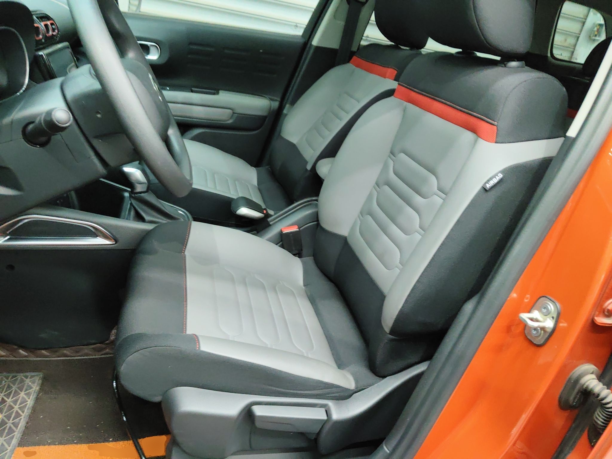 Переднее сиденье в автомобиле