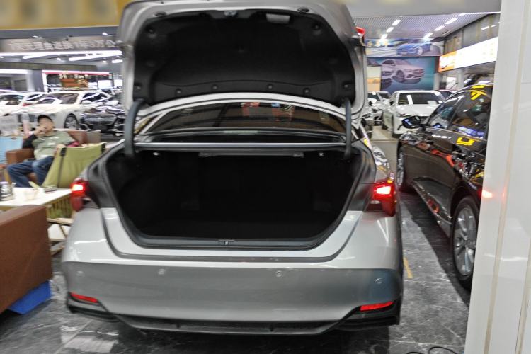 Used Toyota Avalon 2019 Dual-Engine 2.5L Luxury Edition China VI Standard